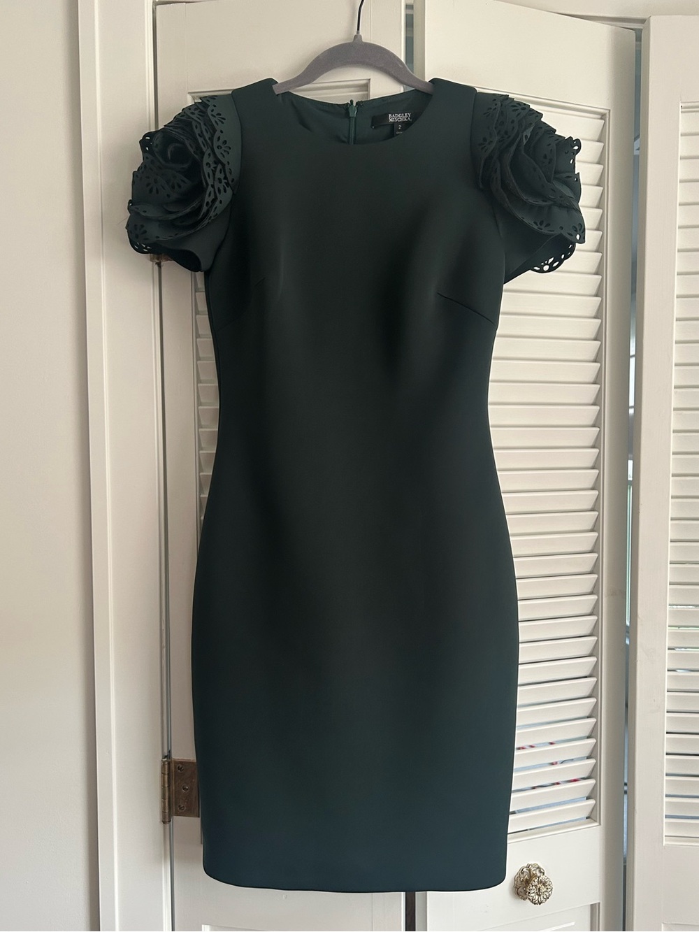 Badgley Mischka Dark Green Rosette Short Sleeve Scuba Sheath Cocktail Dress Sz 2